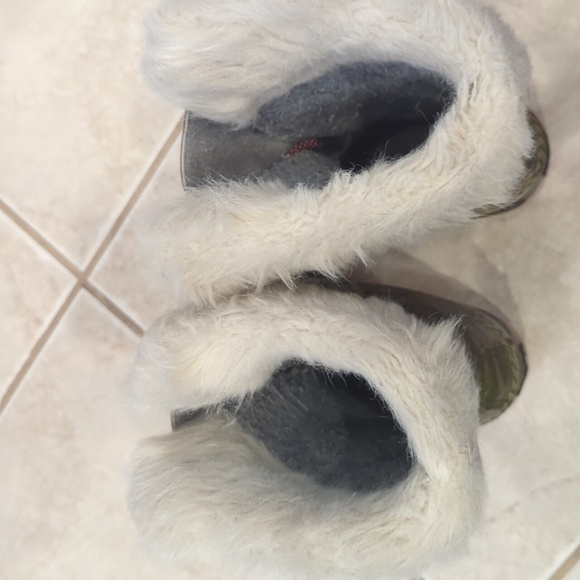 Girls size 2 Sorel winter fur boots, olive green, black and pink - Picture 8 of 11